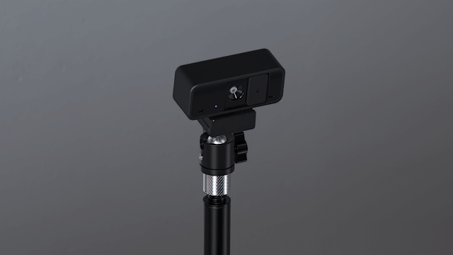 Webcaméra W1050 de 1080p à grand angle et à mise au point fixe de Kensington fixée à un serre-joint en C télescopique A1000
                                    
