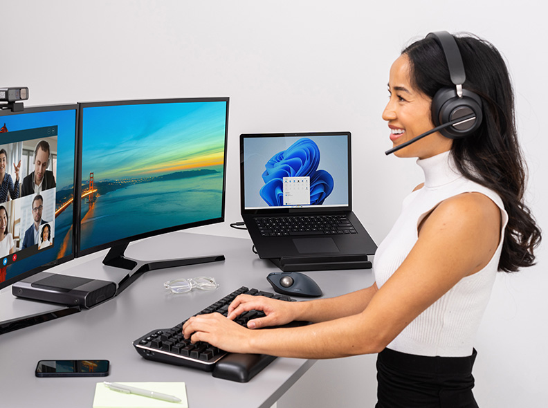 佩戴 H3000 耳机在视频会议通话期间使用 MK7500F 打字的女士。