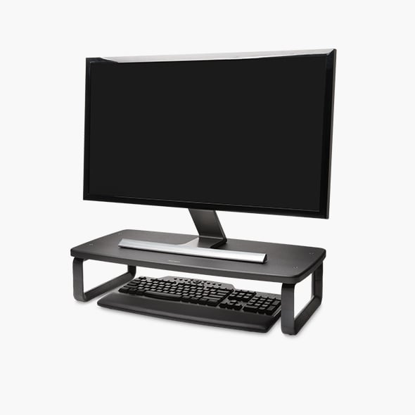 Ergonomische monitorstandaarden met een close-up van de Kensington SmartFit® Extra Wide Monitor Stand voor schermen tot 27”.