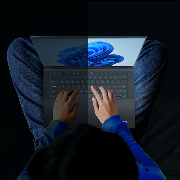 Laptop com tela dividida mostrando os benefícios visuais de uma tela de privacidade da Kensington com filtro de redução de luz azul.