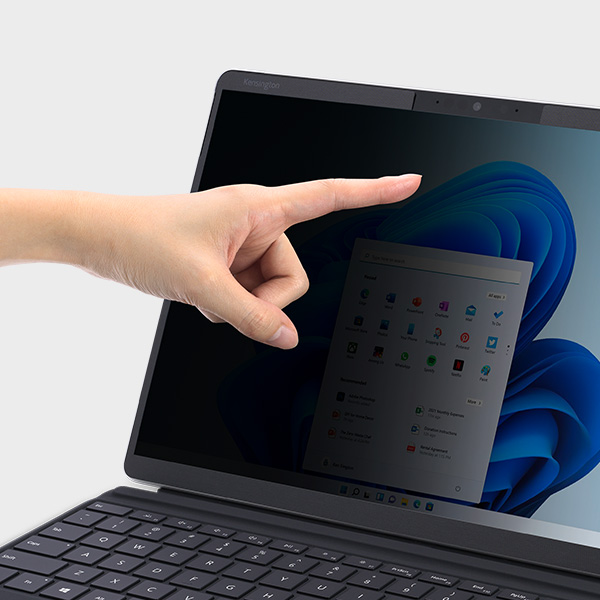 Close em um laptop que usa uma tela de privacidade da Kensington compatível com tela sensível a toque.