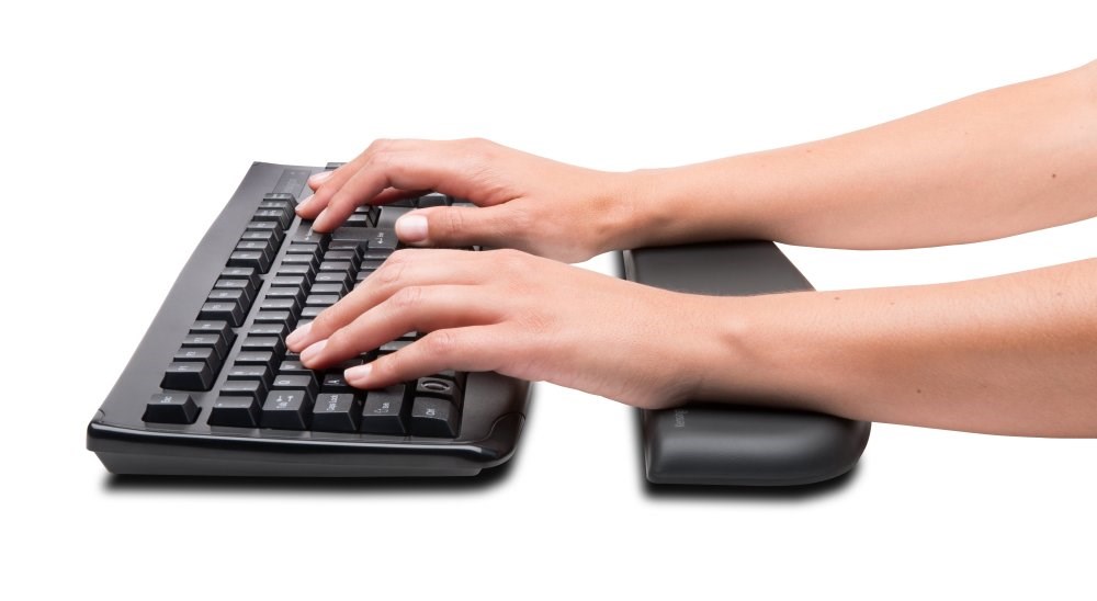 Person using a keyboard with a Kensington ErgoSoft™ Wrist Rest 