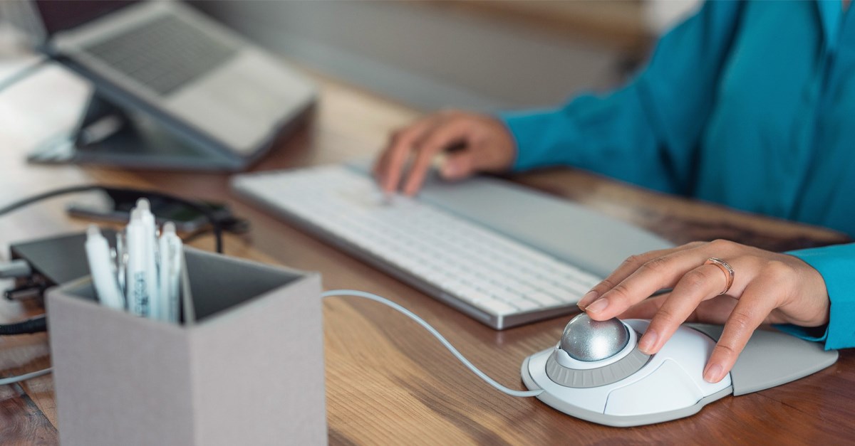 Person using a Kensington orbit trackball mouse