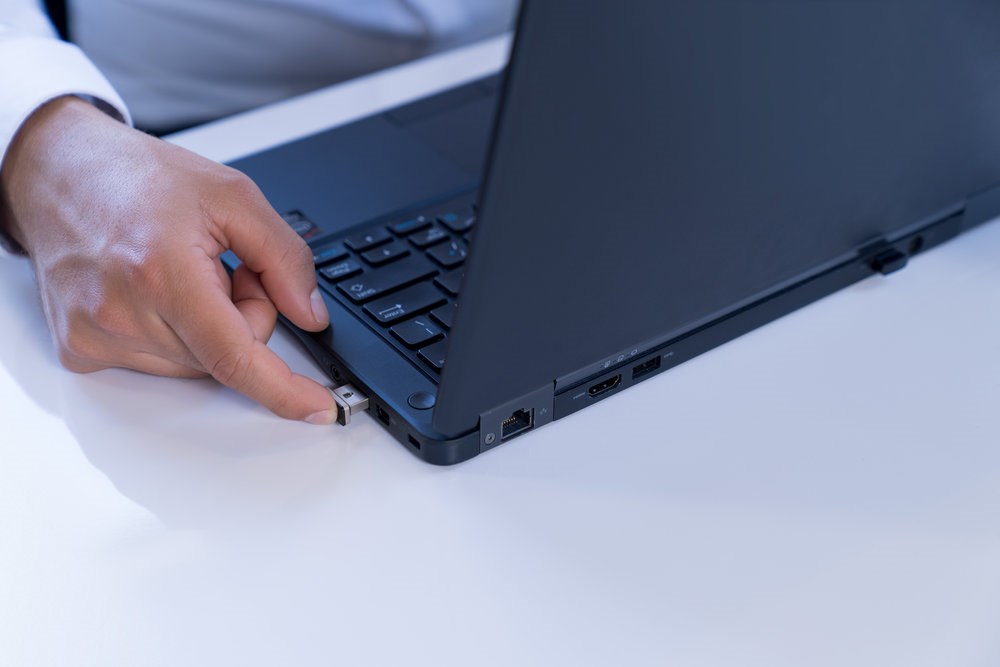 A Laptop with a Kensington VeriMark™ Fingerprint Key connected