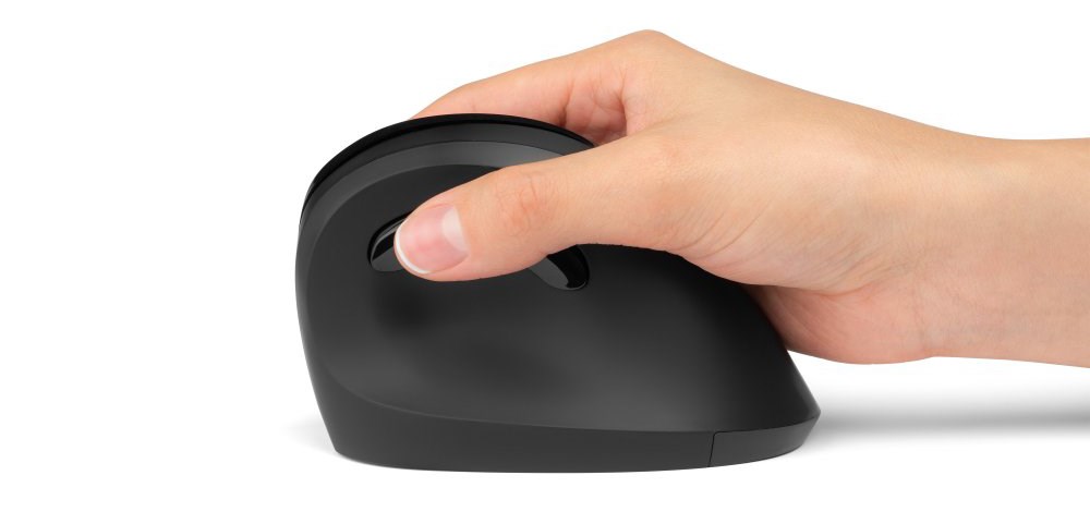 A person using a Kensington Pro Fit® Full-Size Mouse USB