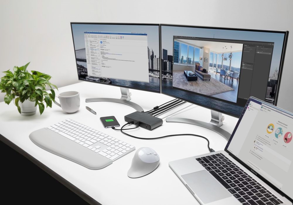 A dual monitor setup connected to a SD5500T Thunderbolt 3 dock
