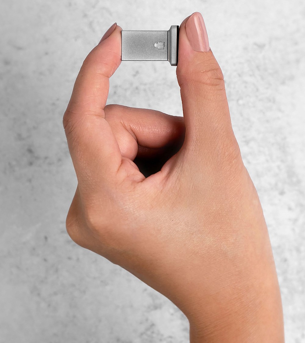 Person holding a VeriMark™ Fingerprint Key 