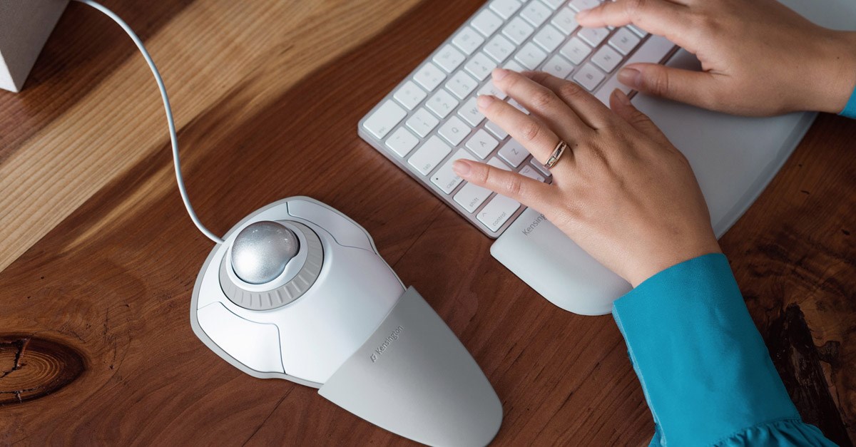 Person using a Kensington keyboard and trackball mouse