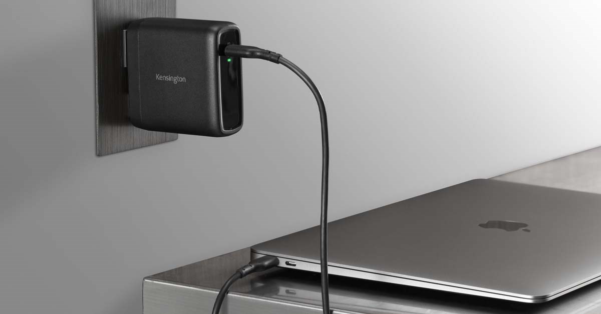 100W USB-C GaN Power Adapter charing MacBook