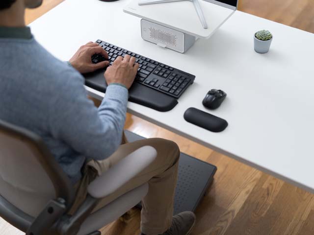 10 Desk Exercises That’ll Help You Prevent Muscle Pain