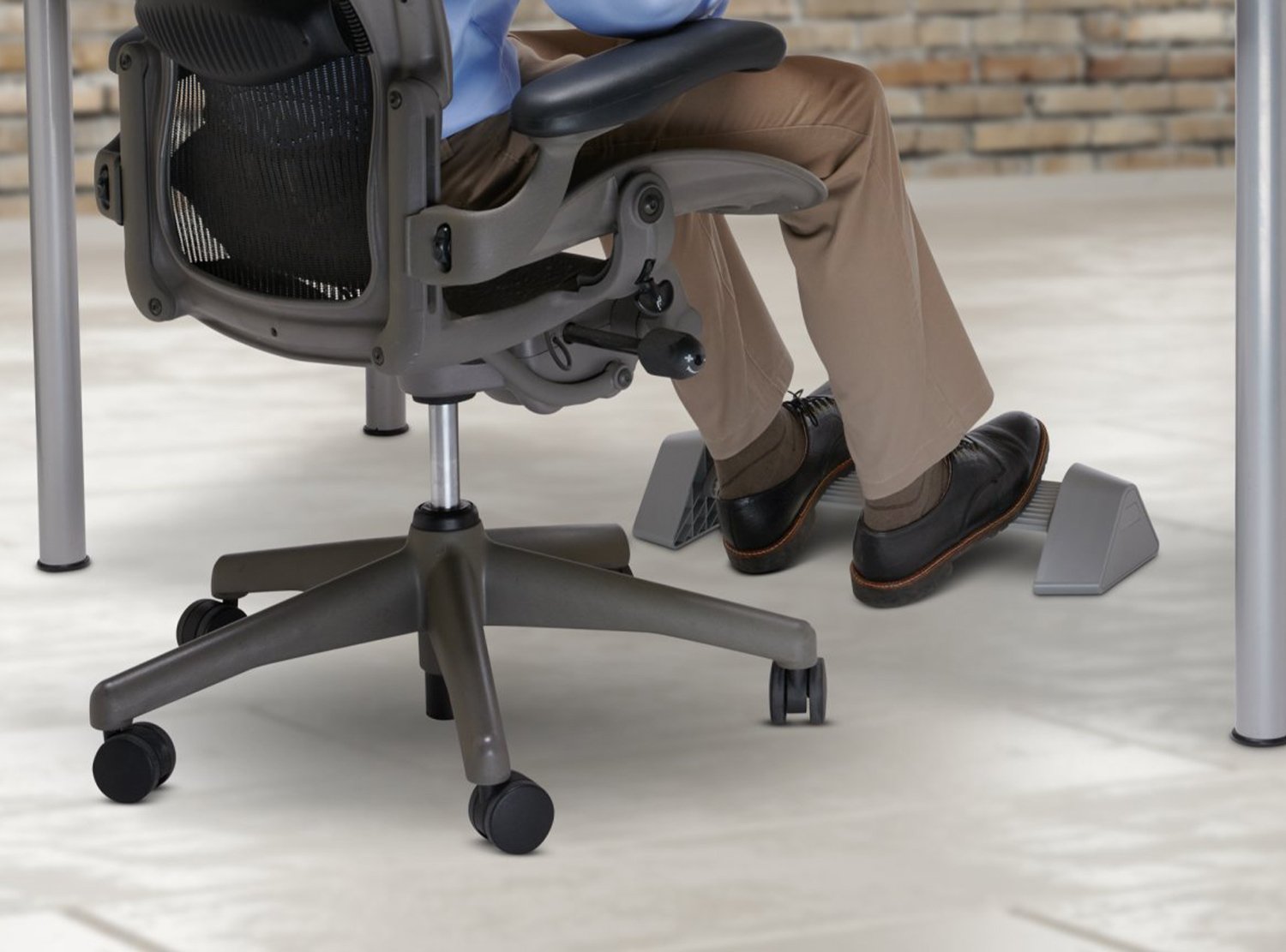 5 Benefits of Under Desk Foot Rests: Why Are They Good for You?