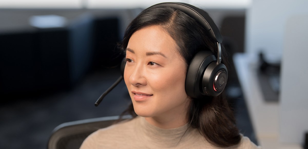 Office worker using a Kensington headset and audio switch