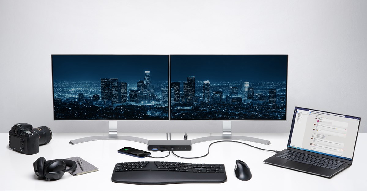 Desk Set up with Daisy chain monitors trough a SD5700T Thunderbolt™ 4 docking station