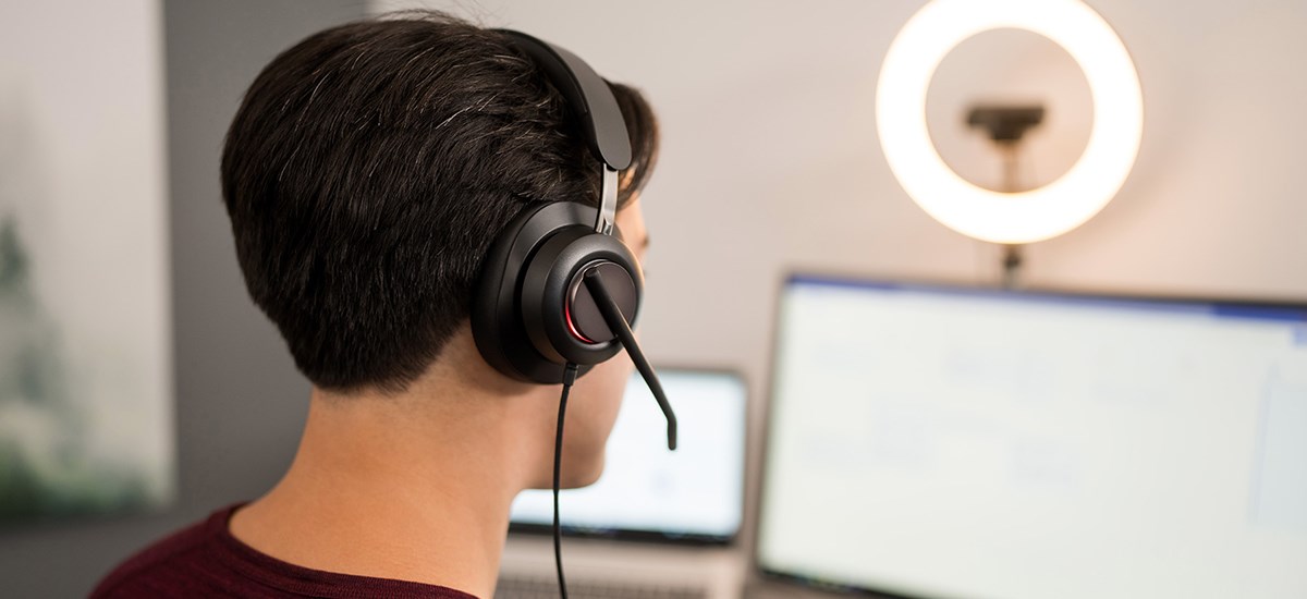 Person using a Kensington H2000 headset with a ring light on the back