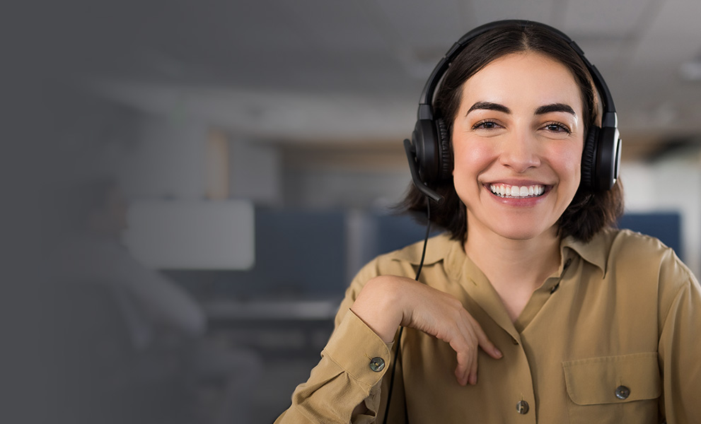 Woman wearing a kensington headset.