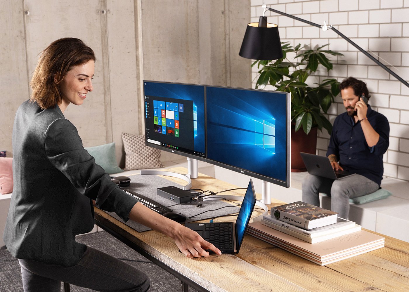 Une femme travaillant dans son bureau qui utilise un verrou biométrique de sécurité pour son ordinateur portable