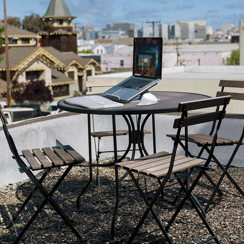 Kensington vertical mouse on table outside