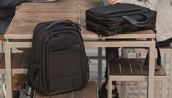 uno zaino e una borsa per laptop in un ambiente di lavoro esterno