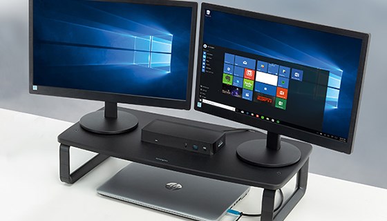 Configurazione a doppio monitor supportata da un supporto per monitor con dock e laptop