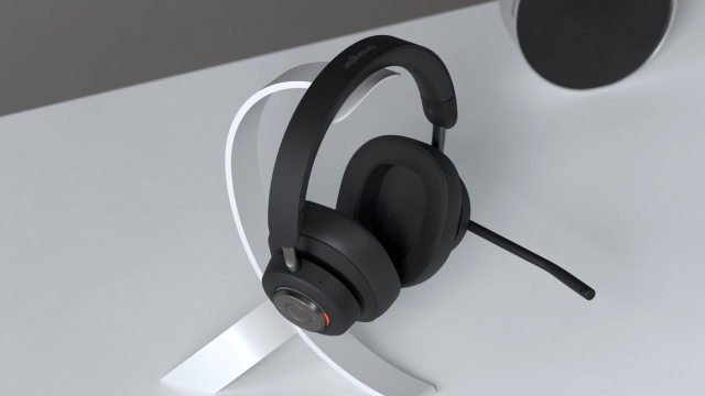 Professionell skrivbordskonfiguration med Kensington H3000 Bluetooth Over-ear-headset
                                    