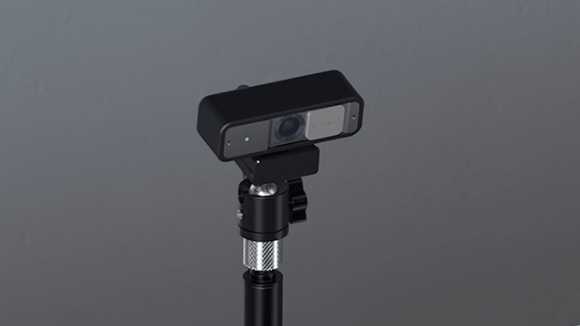 Kensington W2050 Pro 1080p Auto Focus web-kamera, joka on kiinnitetty Kensington A1000 teleskooppi C-liittimeen
                                    