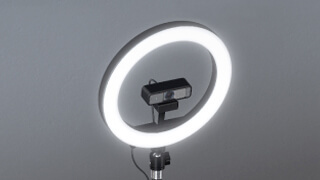 Nahaufnahme des Kensington L1000 Bicolor-Ringlichts mit Webcam-Halterung und angebrachter Kensington W1050 Webcam mit festem Fokus
                                        