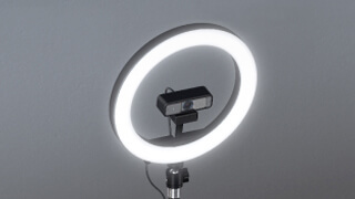 Close-up van Kensington L1000 Bicolor Ring Light met Webcam Mount met Kensington W1050 Fixed Focus Webcam bevestigd
                                        