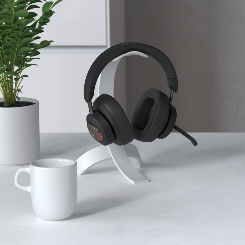 Närbild på Kensington H3000 Bluetooth Over-ear-headset som en del av en professionell skrivbordskonfiguration
                                    