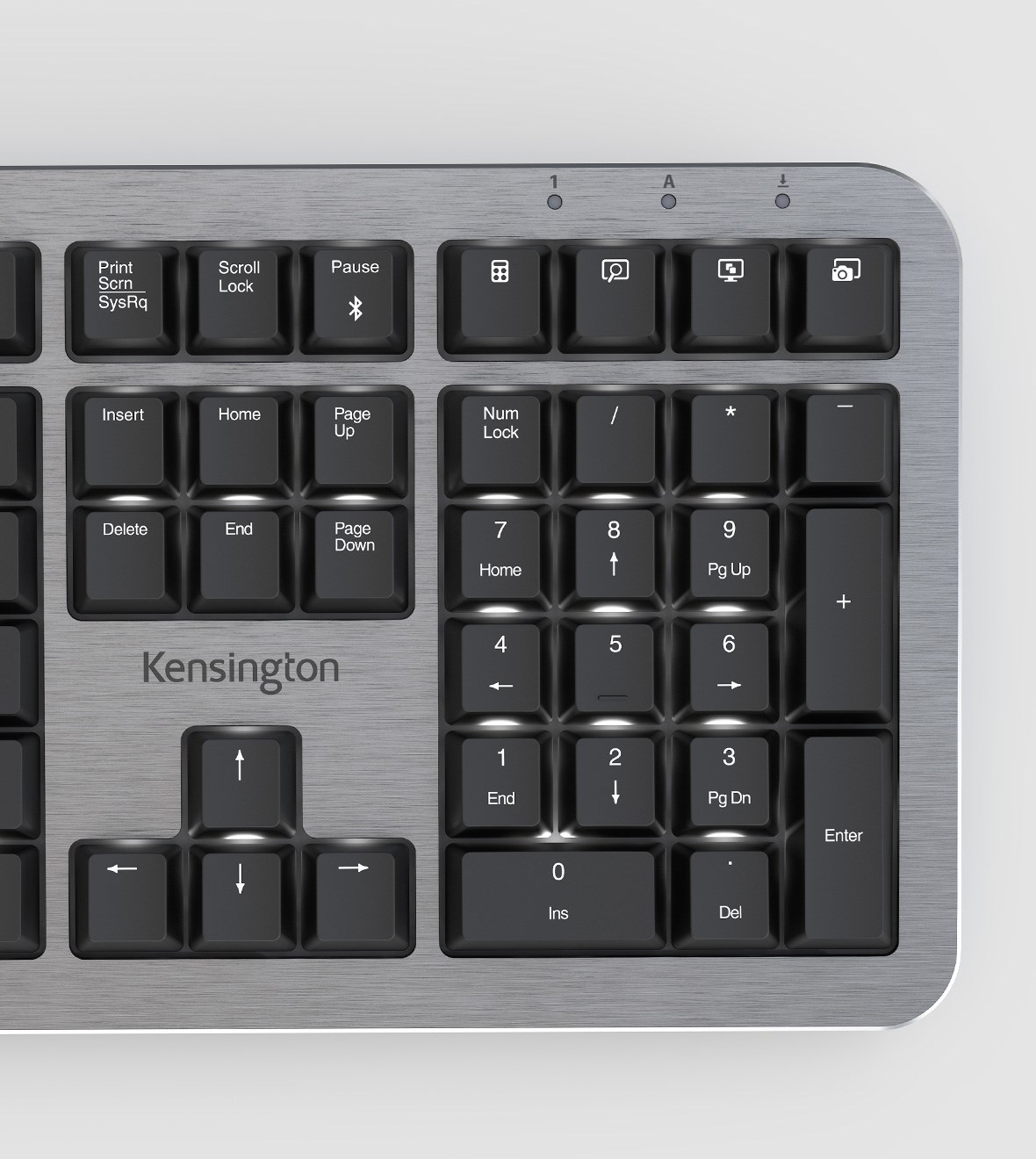 静音机械键盘数字盘右侧和键盘快捷键的特写。