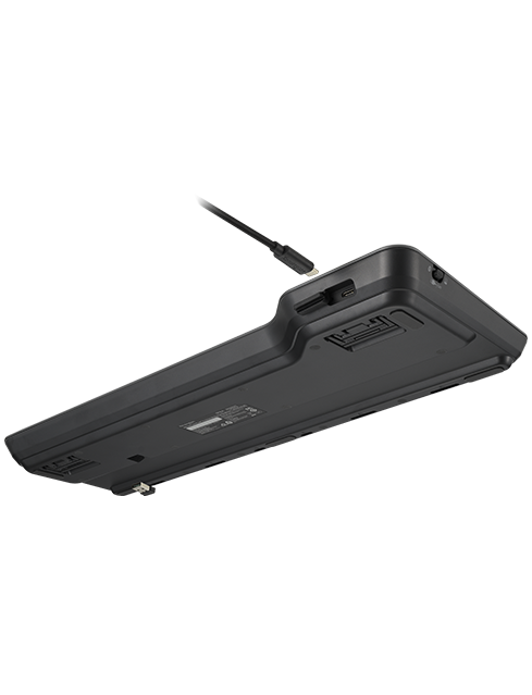 MK7500F 静音机械键盘的后视图，显示 USB-C 充电线及端口。