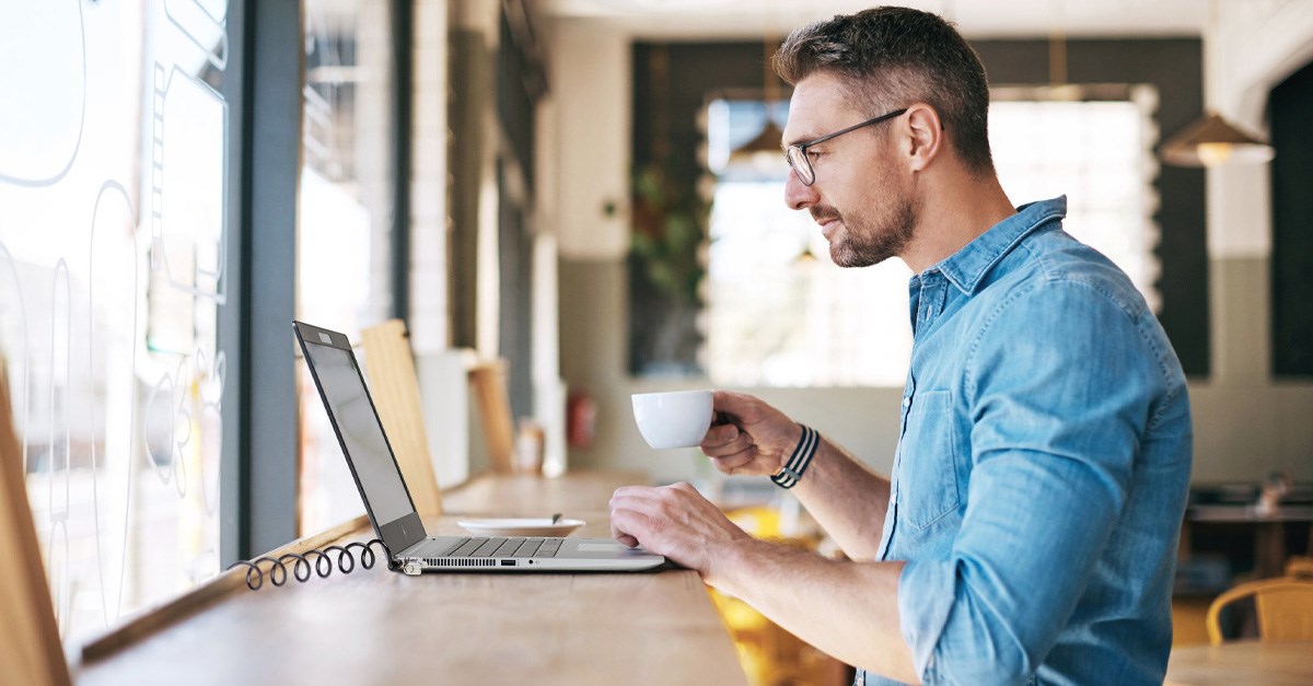 Man using Kensington NanoSaver laptop lock