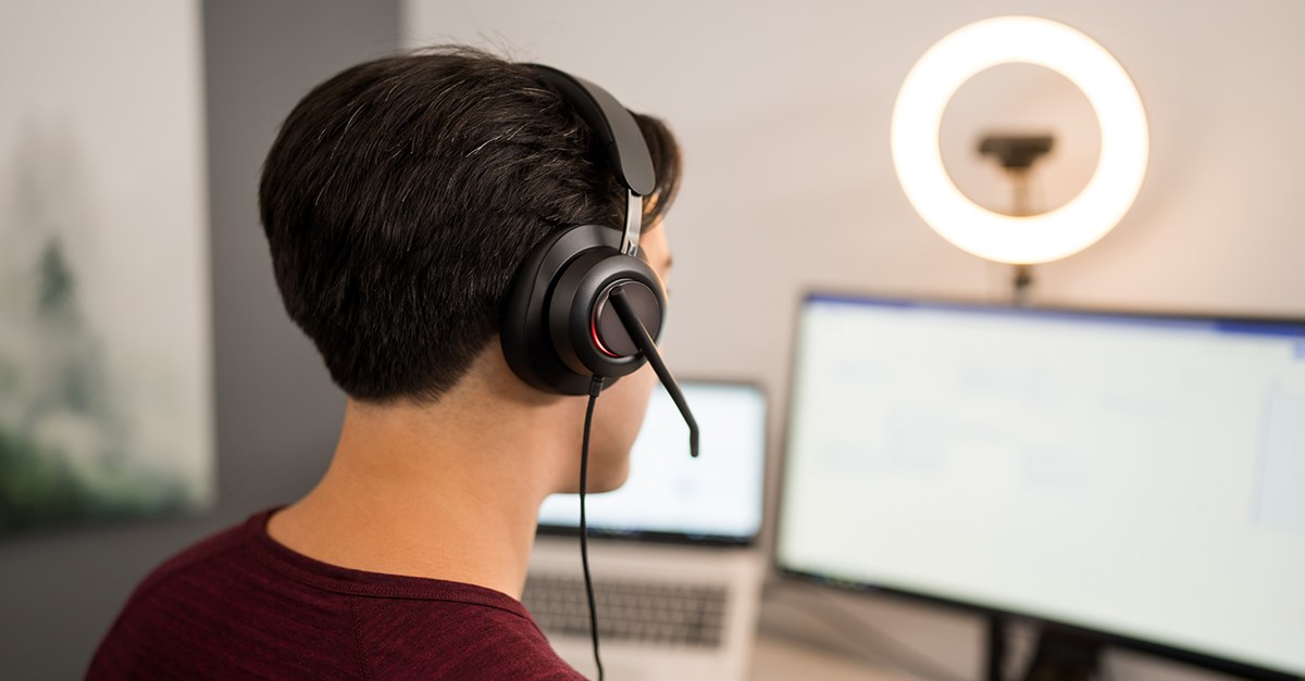 Remote worker using a H2000 Kensington Headset
