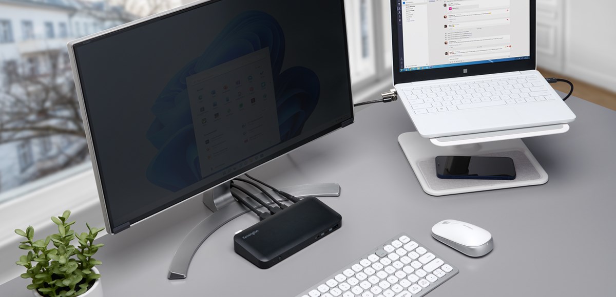 USB-C-enabled-Surface-device-conected-to-a-SD4845P-USB-C-Docking-Station.jpg