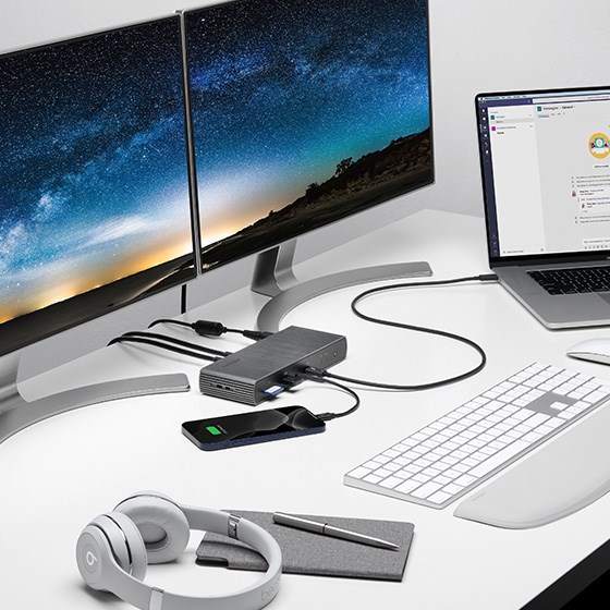 una docking station USB-C que puede mostrar tres monitores externos con una notebook cerrada.