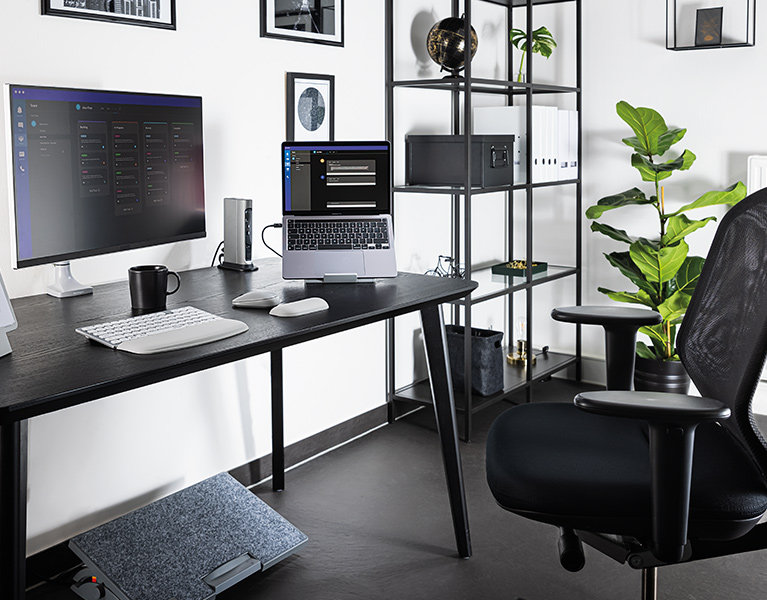 Ergonomischer Arbeitsplatz im Home Office mit Kensington Tastatur, Maus, Monitorarm und Fußstütze.
