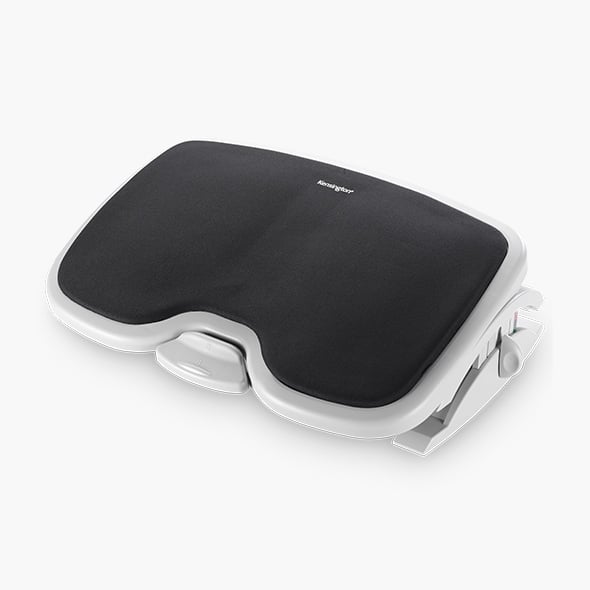 Ergonomiset jalkatuet ja lähikuva Kensington SoleMate™ Comfort Footrest jalkatuesta ja SmartFit® järjestelmästä.