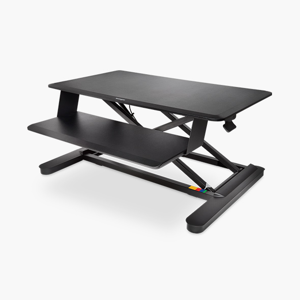 Ergonomiset seisomapöydät ja lähikuva Kensington SmartFit® Sit/Stand pöydästä.
