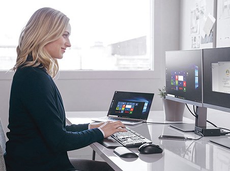 Femme tapant au bureau