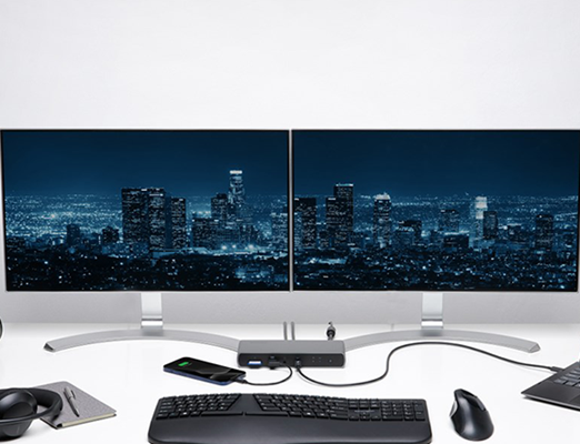 Desk Set up with Daisy chain monitors trough a SD5700T Thunderbolt™ 4 docking station.